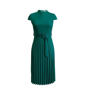 Détails de la texture plissée et de la ceinture assortie sur la robe vert émeraude