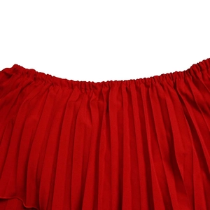 Détail de l'encolure plissée à volants sur une robe rouge vif à épaules dénudées