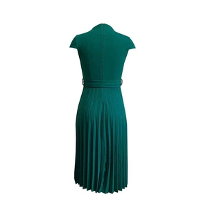 Vue arrière robe plissée vert foncé à manches courtes avec ceinture et fermeture éclair