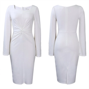 Détail de la robe blanche avec nœud à la taille et ornements de perles aux manches