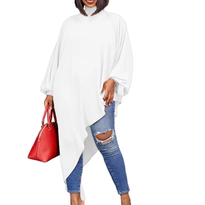 Detail van de witte asymmetrische chiffon blouse met hoge hals en elegante lantaarnmouwen
