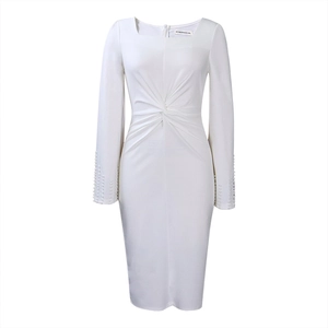 Détail de la robe blanche midi avec taille torsadée et poignets ornés de perles