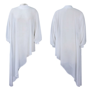 Detail van witte asymmetrische chiffon top met opstaande kraag en vloeiende zoom
