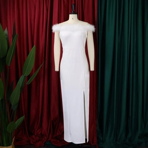 Detailansicht weißes schulterfreies Kleid mit Federbesatz und hohem Seitenschlitz für Damen
