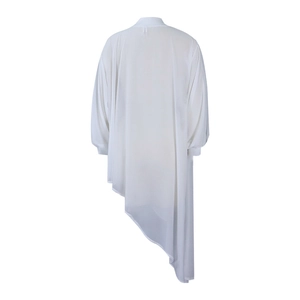 Achteraanzicht van witte chiffon tuniek met lange mouwen en asymmetrische lange zoom
