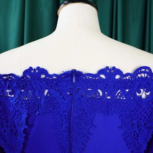 Detail des Off-Shoulder-Ausschnitts mit königsblauer Spitze und verdecktem Reißverschluss