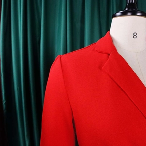 Details von rotem Blazer-Kragen und strukturierter Schulter aus hochwertigem Stoff