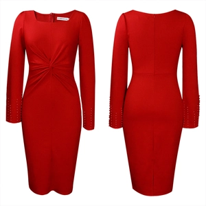 Détail d'une robe fourreau rouge avec plis noués et poignets ornés de perles