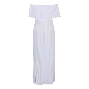 Détail de la robe longue blanche à épaules dénudées avec d'élégantes textures plissées