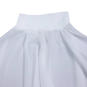 Detail van witte chiffon stof met fijn elastisch geplooid ontwerp en zachte valling