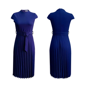 Détail d'une robe mi-longue plissée bleu foncé avec manches courtes et ceinture à boucle carrée