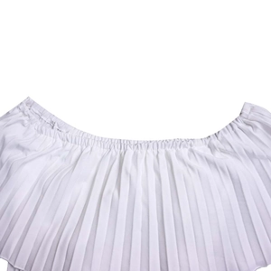 Gros plan du tissu blanc plissé avec bande élastique et détails de couture soignés