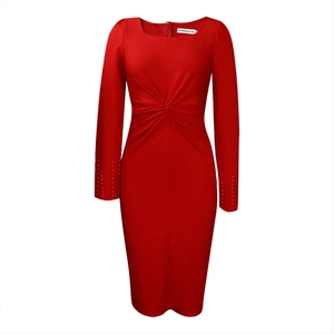 Détail de robe rouge à manches longues avec décolleté carré et design de taille nouée