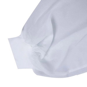 Detail van witte chiffon lantaarnmouwen met geribbelde manchetten en transparantie