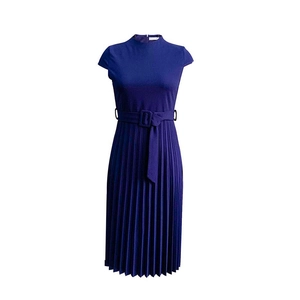 Détail d'une robe plissée bleu marine à manches courtes avec col rond et ceinture