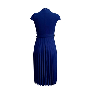 Vue arrière détaillée de la robe plissée bleu roi avec ceinture et fermeture éclair