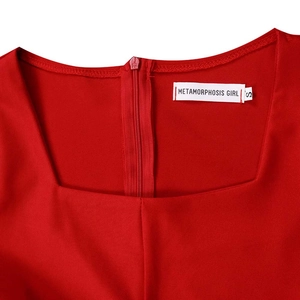 Détail d'une robe rouge à encolure carrée avec fermeture éclair invisible au dos