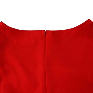 Gros plan sur l'encolure d'une robe rouge avec fermeture éclair invisible et coutures