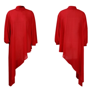 Detail van de rode asymmetrische chiffon tuniek met pofmouwen en een opstaande kraag