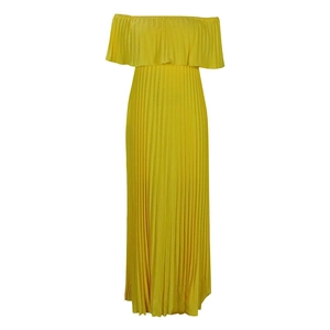 Détail de la robe maxi plissée jaune à épaules dénudées avec encolure à volants