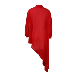 Detail van rode chiffon top met asymmetrische zoom en lichtgewicht, soepelvallende stof