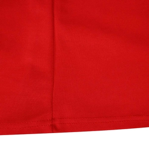 Détail du zoom sur l'ourlet à double aiguille du tissu de robe en maille rouge