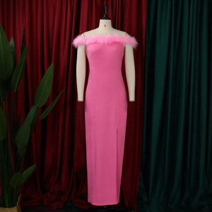 Detail des schulterfreien rosa Maxikleides mit Federn und einem hohen Seitenschlitz