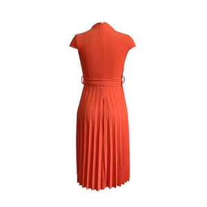 Vue arrière d'une robe rouge à manches courtes avec jupe plissée et zip invisible