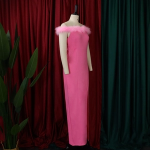 Detail eines rosa trägerlosen Abendkleids mit Federbesatz am Ausschnitt und Beinschlitz