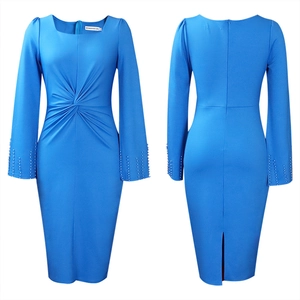 Détails de la robe bleu roi avec nœud à la taille et poignets perlés élégants
