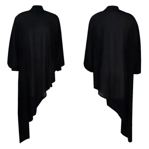 Macro-opname van asymmetrische zwarte chiffon jurk met transparante stof en opstaande kraag