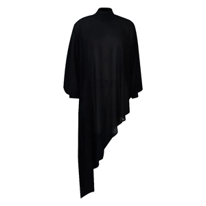 Detail van zwarte mock-neck top met asymmetrische diagonale zoom en BB-logo-ontwerp