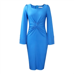 Détails de la robe moulante bleu ciel avec nœud à la taille et perles aux poignets