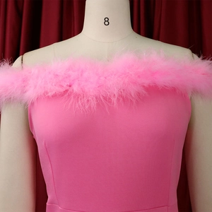 Detail eines rosa trägerlosen Partykleides mit weichem Federbesatz am Ausschnitt
