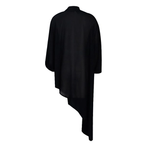 Detail van zwarte chiffon shrug met asymmetrische zoom en lichte, transparante stofkwaliteit