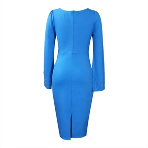 Vue arrière de la robe bleue ajustée avec zip invisible, fente et détails de perles