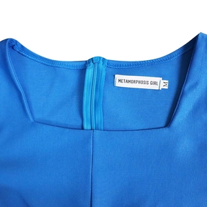 Détail de l'encolure carrée et de la fermeture éclair invisible sur la robe bleu vif