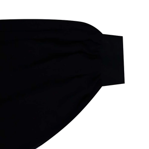 Detail van de zwarte chiffon jurkmouw met geribbelde manchet en geplooide textuur