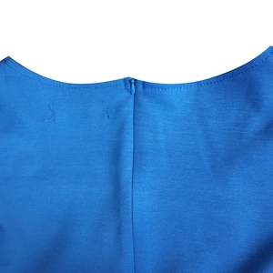 Détail de l'encolure robe bleu roi avec fermeture éclair invisible et texture côtelée
