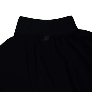 Detail van de geribbelde opstaande kraag op een losse zwarte zomerjurk van chiffon