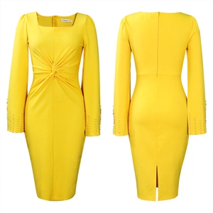 Détails d'une robe jaune mi-longue avec nœud torsadé à la taille et poignets perlés