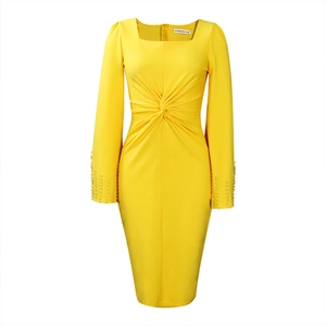 Détail d'une robe jaune à col carré avec nœud à la taille et manches ornées de perles