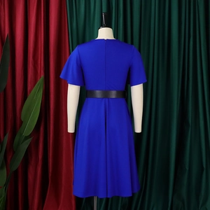 Königsblaues Midikleid mit Glockenärmeln und schwarzem Gürtel auf einer Schaufensterpuppe