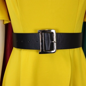 Nahaufnahme eines schwarzen Ledergürtels mit silberner D-Metallschnalle am gelben Kleid