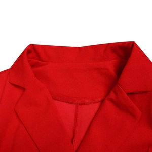 Detailansicht eines roten Blazer-Kragens mit professionellen Nähten und Reverskragen