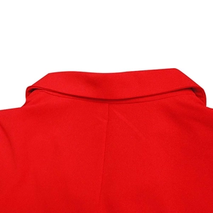 Detail des roten Sakko-Kragens mit präzisen Nähten und hochwertiger Webstoff-Textur