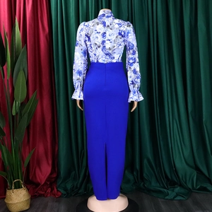 Vista posteriore di camicia a fiori a maniche lunghe e gonna lunga blu con spacco