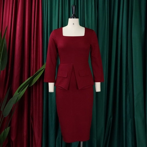 Detalle de un vestido peplum burdeos con cuello cuadrado y manga larga en un maniquí