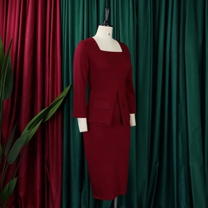 Detalle del vestido de tubo burdeos con escote cuadrado y capas en la zona de la cintura