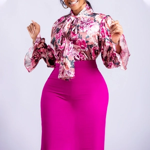 Set camicia a fiori con fiocco e gonna a tubino fucsia a vita alta da donna